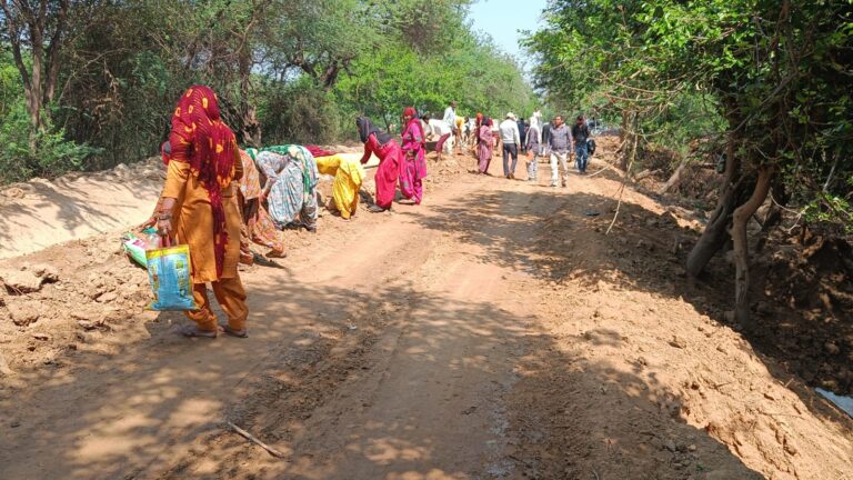 तलवंडी राणा के ग्रामीणों ने स्वयं बनाया अस्थाई रास्ता