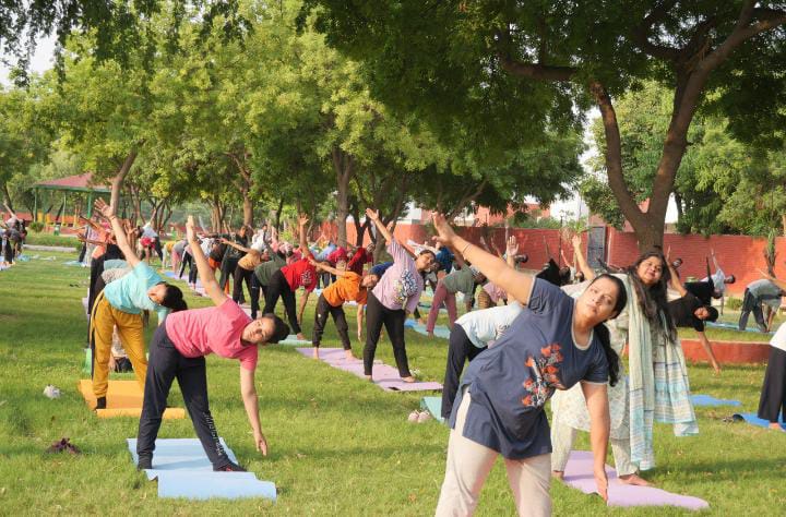 जीवन को संतुलित करता है योग- डॉ. अलका